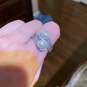 Vantel pearls 5th Avenue ring with 2 white pearls